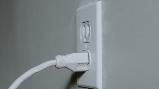 Розетка / Фото: unsplash.com / Kelly Sikkema