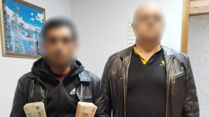 Задержанный с деньгами / Фото: 22.мвд.рф 