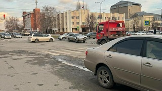 Авария на пересечении Комсомольского и Молодежной / Фото: "Инцидент Барнаул"