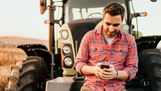 Мужчина. Трактор. Смартфон / Фото: пресс-служба Россельхозбанка
