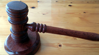 Молоток судьи / Фото: pxhere.com/ru/photo/1090300