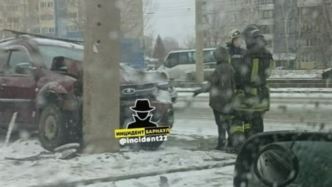 ДТП на улице Малахова / Фото: "Инцидент Барнаул"