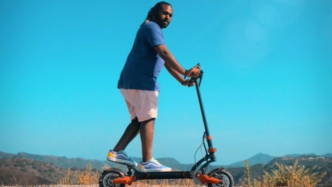 Мужчина на самокате / Фото: unsplash.com / Varla Scooter