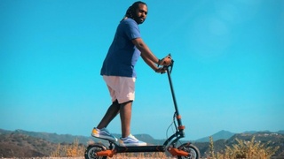 Мужчина на самокате / Фото: unsplash.com / Varla Scooter