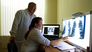 Медики изучают снимок / Фото: Минздрав Алтайского края