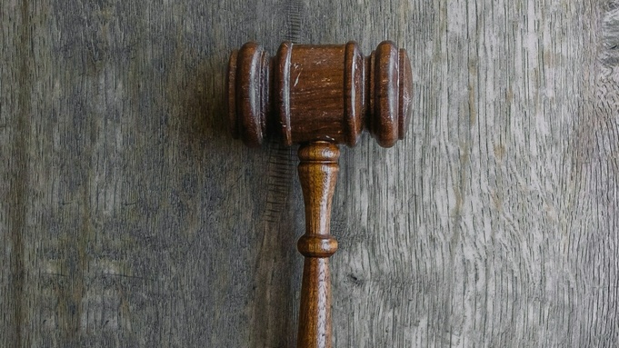 Судейский молот / Фото: unsplash.com / Wesley Tingey