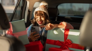 Девушка. Смартфон. Подарки / Фото: T2