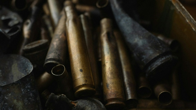 Патроны и обломки / Фото: unsplash.com / Eugene Chystiakov