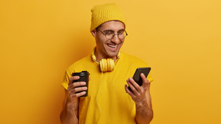 Мужчина. Смартфон / Фото: wayhomestudio / freepik.com