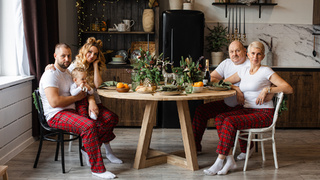 Семья за круглым столом / Фото: user15285612 /freepik.com