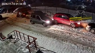 ДТП на ул. Гущина в Барнауле / Фото: "Инцидент Барнаул"