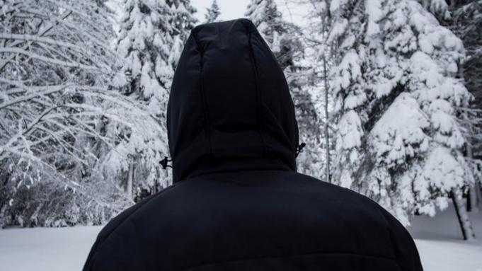 Человек в капюшоне / Фото: Gio Bartlett / unsplash.com