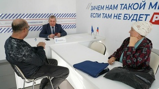 Александр Романенко на личном приеме граждан / Фото: партия 