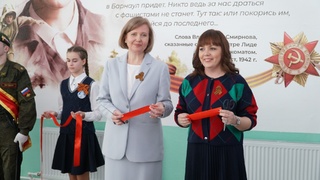 Открытие мурала в честь Героя Владимира Смирнова в гимназии № 27 / Фото: пресс-служба партии 