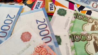 Рубли и банковские карты / Фото: unsplash.com / Vardan Papikyan