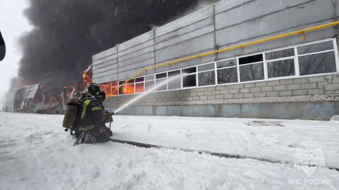 Тушение пожара на складе / Кадр из видео / ГУ МЧС России по Алтайскому краю