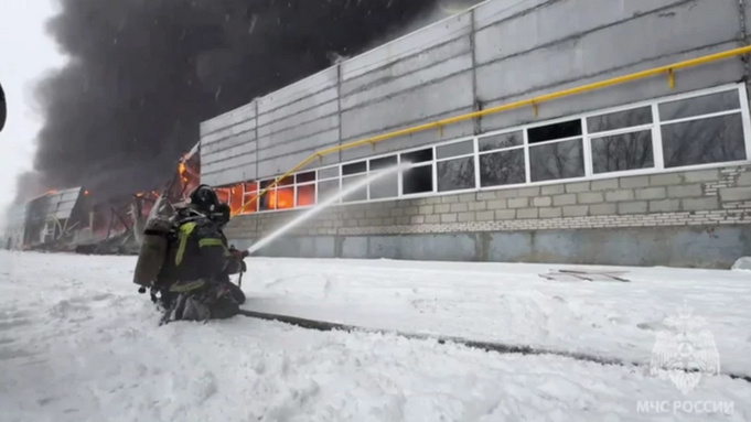Тушение пожара на складе / Кадр из видео / ГУ МЧС России по Алтайскому краю
