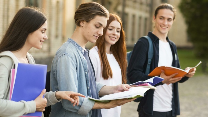 Студенты читают обучающие материалы / Фото: freepik.com