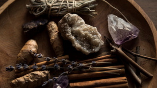 Магические атрибуты / Фото: unsplash.com / Joanna Kosinska