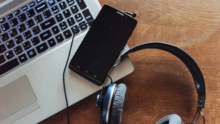 Ноутбук. Смартфон. Наушники / Фото: стандрет / freepik.com