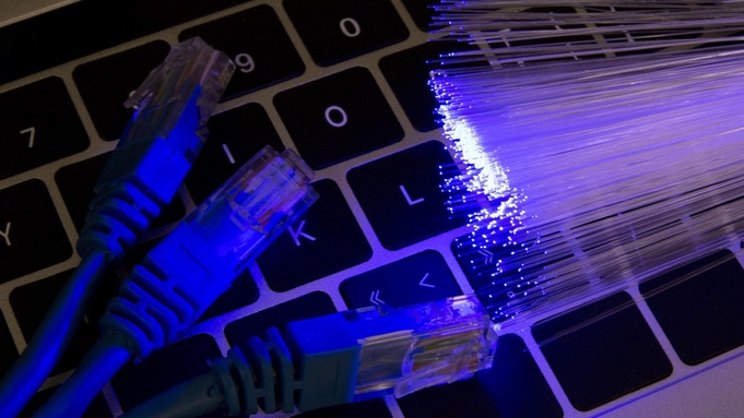 Ноутбук. Кабель / Фото: freepik.com