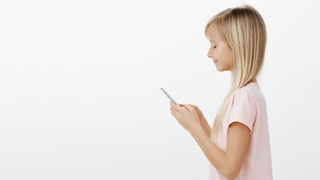 Ребенок с телефоном / Фото: cookie_studio