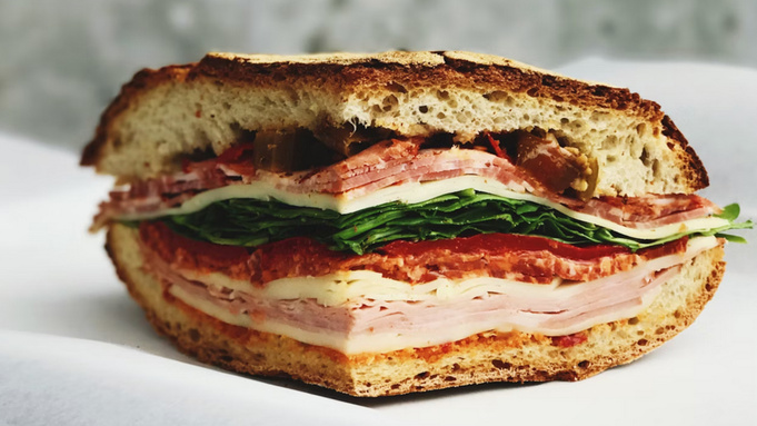 Сендвич с колбасой / Фото: unsplash.com / Go to Eaters Collective's profile
Eaters Collective 