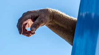 Рука пожилого мужчины / Фото: unsplash.com / michael schaffler