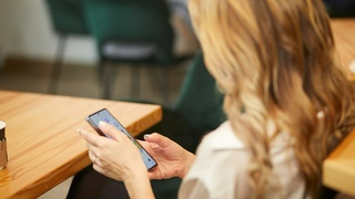 Девушка со смартфоном / Фото: ПАО "МегаФон"