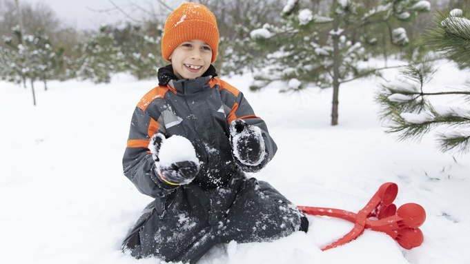 Мальчик лепит снежки / Фото: freepik.com