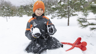 Мальчик лепит снежки / Фото: freepik.com