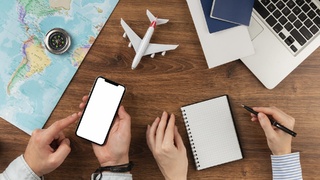 Смартфон. Карта. Самолет / Фото: freepik.com