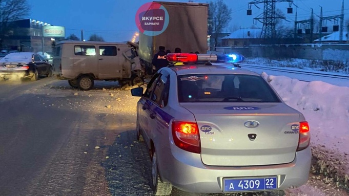 ДТП с "Буханкой" в Барнауле / Фото: "В курсе 22"