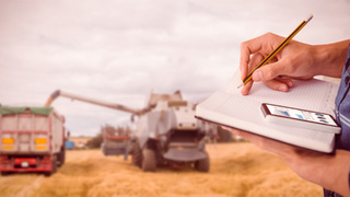 Агротехника. Смартфон / Фото: пресс-служба Россельхозбанка
