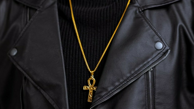 Золотая цепочка с крестиком / Фото: unsplash.com / Saarvendra
