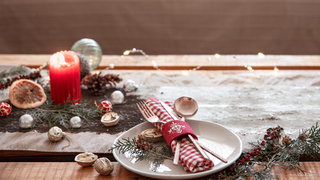 Новогодний стол / Фото: pvproductions / freepik.com