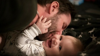 Отец с младенцем / Фото: unsplash.com / Mikael Stenberg