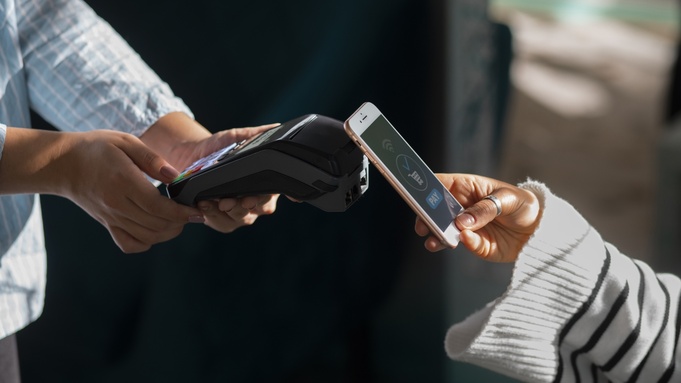 Оплата смартфоном / Фото: freepik