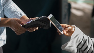 Оплата смартфоном / Фото: freepik