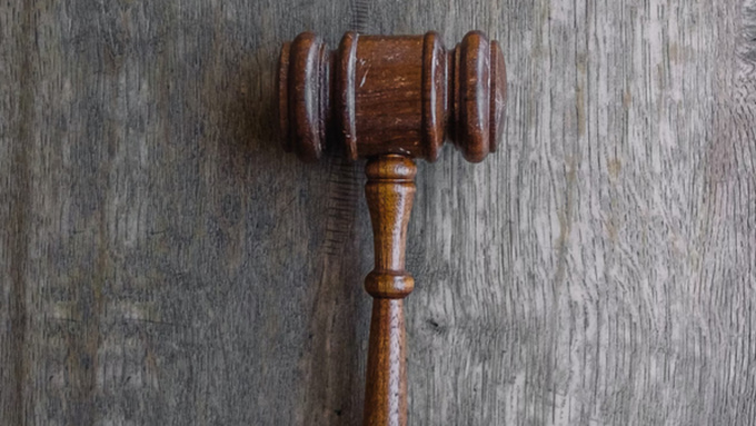 Суд / Фото: unsplash.com / Wesley Tingey