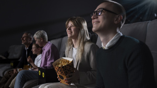 Люди в кинотеатре / Фото: freepik.com