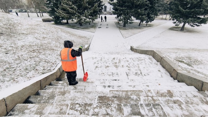 Дворник в Барнауле убирает снег / Фото: amic.ru