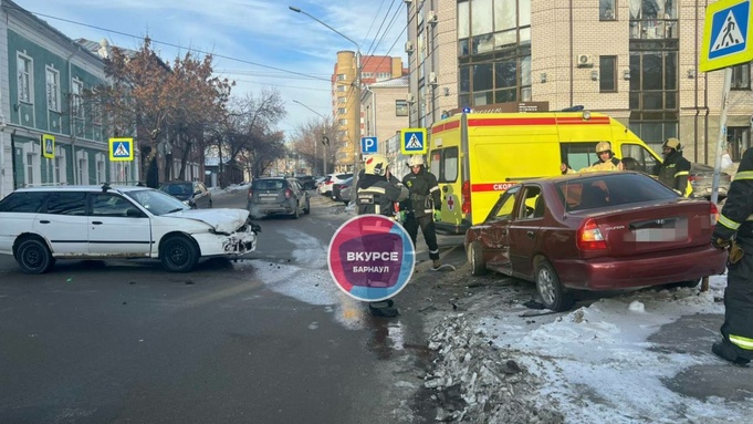 ДТП в Барнауле /  Фото: Страховой аварком / "В курсе 22"