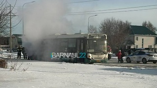 Автобус загорелся возле ТЦ "Волна" / Фото: Barnaul 22