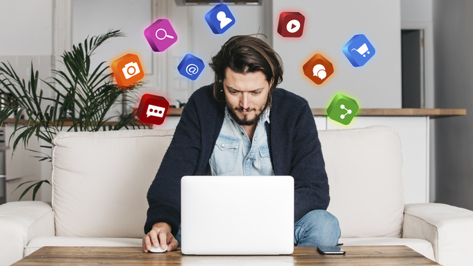 Интернет-маркетинг. Информационные технологии. Ноутбук / Фото: Freepik