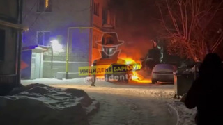 Автомобиль загорелся под окнами дома по пр. Ленина, 142 / Фото: "Инцидент Барнаул"
