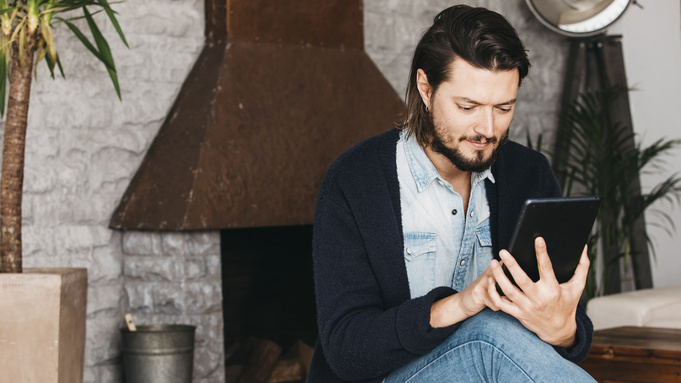 Мужчина с планшетом / Фото: freepik.com