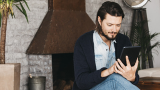 Мужчина с планшетом / Фото: freepik.com