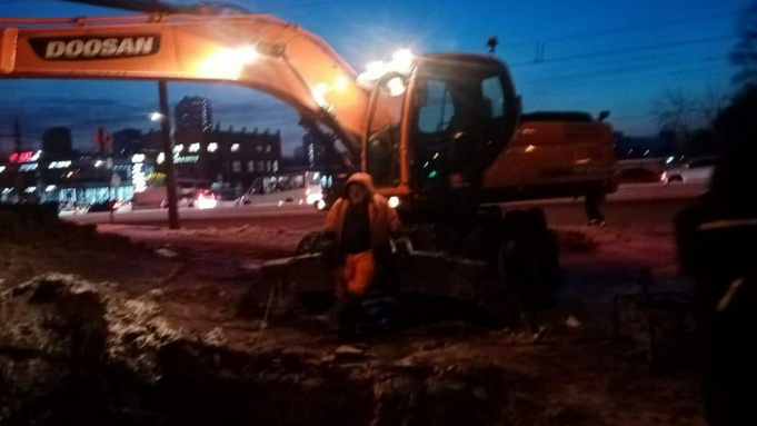 Специалисты устраняют повреждение на сетях городского водоснабжения / Фото: "Росводоканал Барнаул"