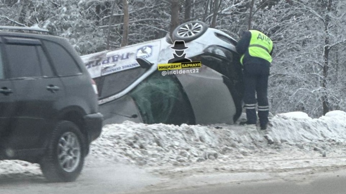 ДТП на Змеиногорском тракте в Барнауле / Фото: "Инцидент Барнаул"
